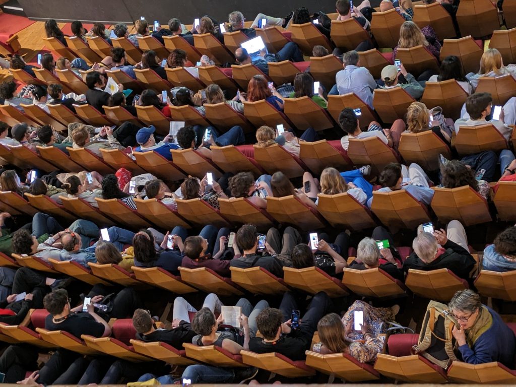 des salles de cinéma pleines